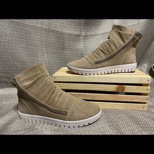 Cute NWT Taupe Shoes